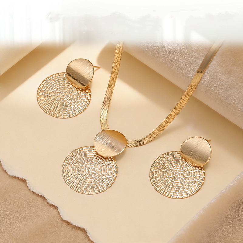 ✨💛 Conjunto de joias geométricas banhado a ouro – colar e brincos elegantes