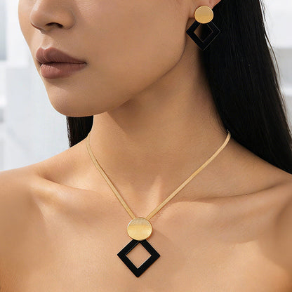 ✨💛 Conjunto de joias geométricas banhado a ouro – colar e brincos elegantes