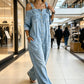 👗✨ Macacão feminino jeans de ombro à mostra com caimento largo que valoriza o corpo com estilo moderno