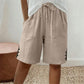 🩳✨ Shorts feminino de verão com cintura ajustável e detalhe elegante de botões laterais