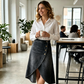 👖✨ Saia jeans feminina cintura alta – corte irregular moderno e estiloso