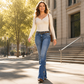 Jeans Feminino com Detalhes Laterais Recortados