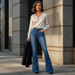 Jeans Feminino com Detalhes Laterais Recortados