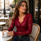 🔥 50% OFF HOJE! 🌸  Blusa Feminina de Renda Floral com Gola V Elegante – Design Romântico, Caimento Feminino e Estilo Sofisticado Para Todas as Ocasiões ✨